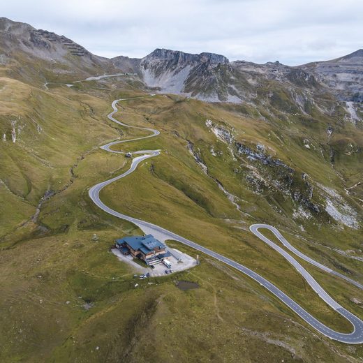Route sinueuse à travers les montagnes
