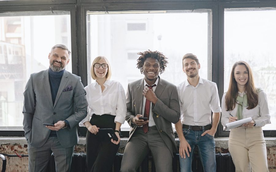 Une équipe de consultantes et consultants souriants