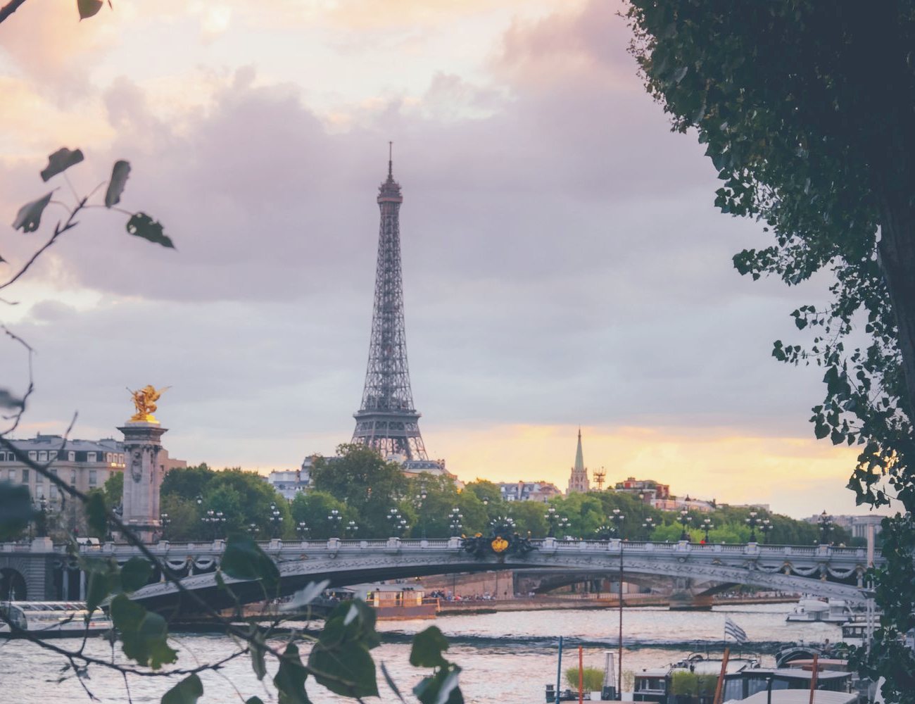 La tour Eiffel et la Seine à Paris au coucher du soleil