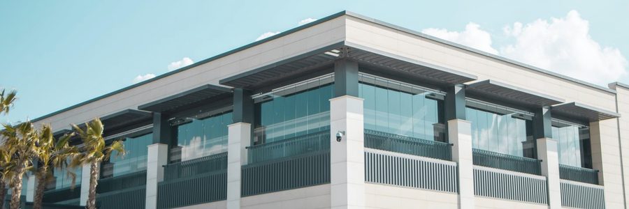 Façade vitrée d’un bâtiment commercial moderne